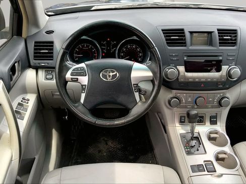 Used 2012 Toyota Highlander SE FWD image 5