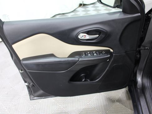 Used 2015 Jeep Cherokee Latitude FWD image 6