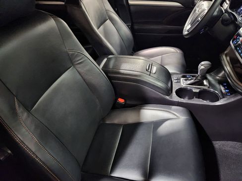 Used 2019 Toyota Highlander XLE image 32