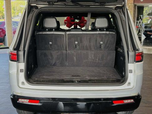 Used 2024 Jeep Wagoneer Series III AWD/4WD image 11