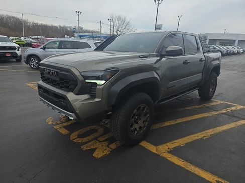Used 2025 Toyota Tacoma Trailhunter image 9