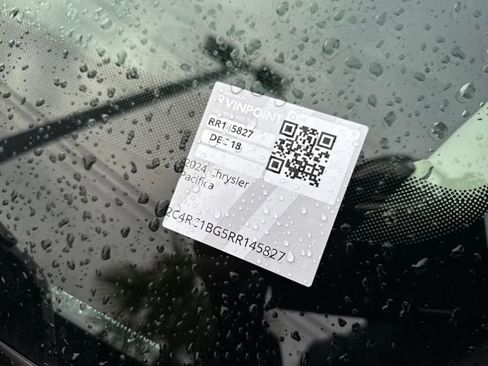 Used 2024 Chrysler Pacifica Touring-L image 18