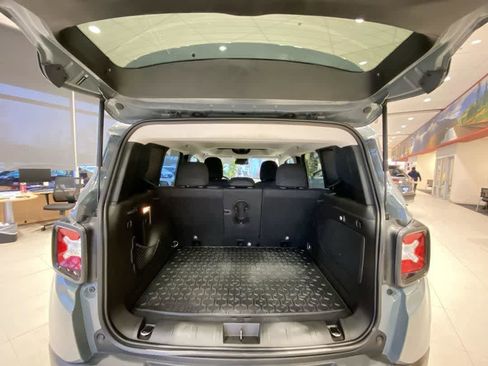Used 2018 Jeep Renegade Altitude w/ UConnect 8.4 Nav Group image 24