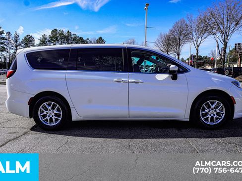 Used 2023 Chrysler Pacifica Touring-L image 11