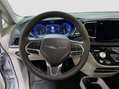 Used 2024 Chrysler Pacifica Touring-L FWD image 11