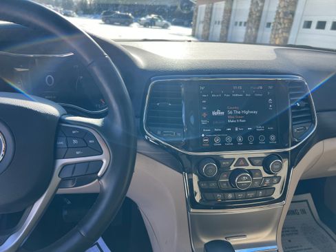 Used 2022 Jeep Grand Cherokee Laredo E w/ Security & Convenience Group image 14