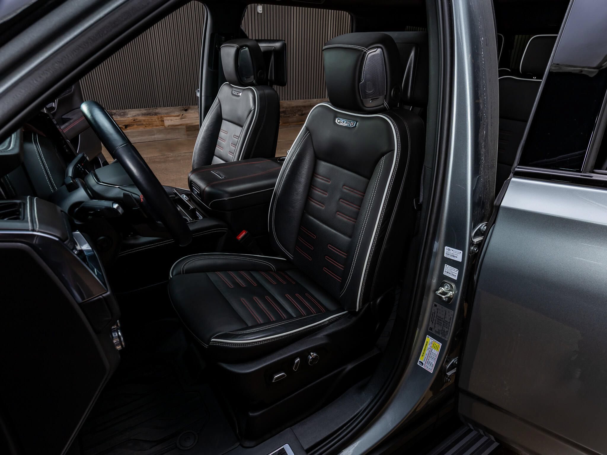 Used 2025 GMC Yukon AT4 Ultimate AWD/4WD image 27