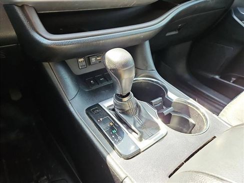 Used 2019 Toyota Highlander LE FWD image 11