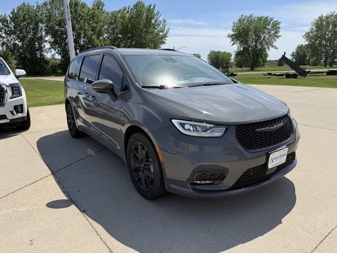 Used 2023 Chrysler Pacifica Touring-L w/ S Appearance Package AWD/4WD image 2