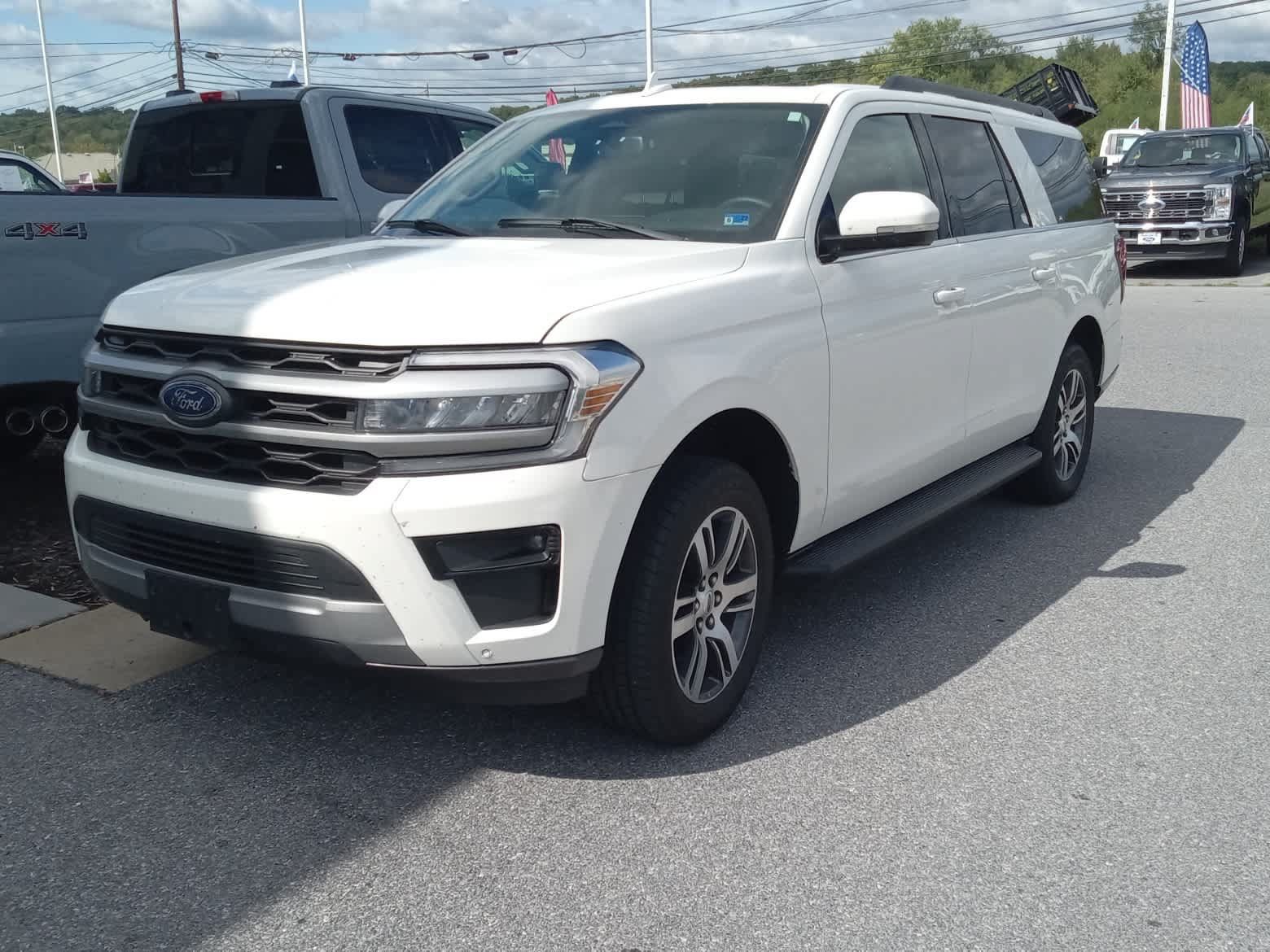 Used 2024 Ford Expedition Max XLT AWD/4WD image 3