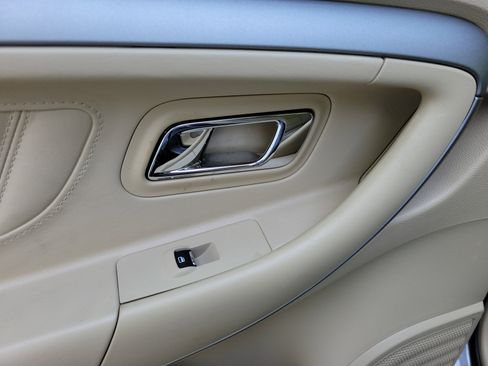 Used 2014 Ford Taurus SEL image 22