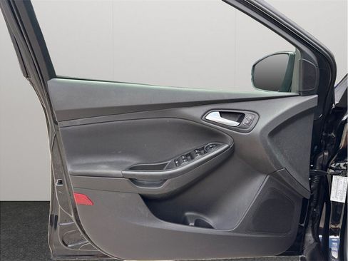 Used 2018 Ford Focus SE w/ SE Appearance Package FWD image 14