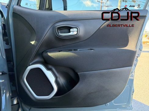 Used 2018 Jeep Renegade Latitude w/ Popular Equipment Group image 22