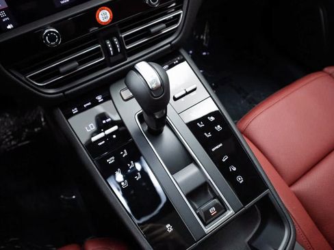 Certified 2025 Porsche Macan image 22