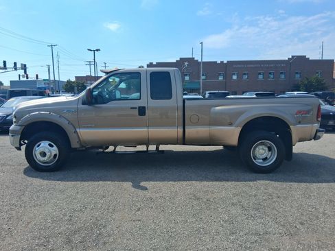 Used 2005 Ford F350 XLT AWD/4WD image 4