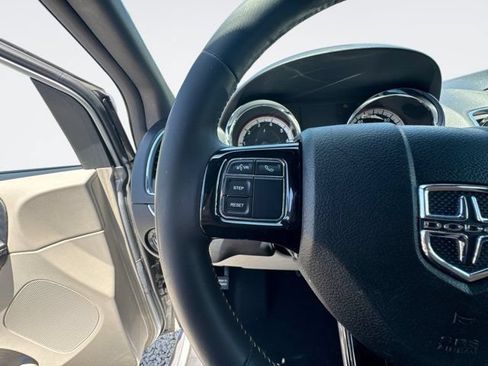 Used 2019 Dodge Grand Caravan SXT FWD image 21