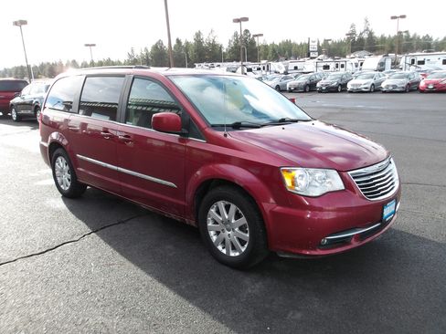 Used 2016 Chrysler Town & Country Touring image 7