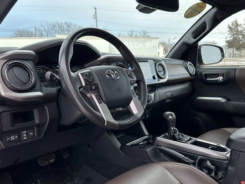 Used 2019 Toyota Tacoma Limited image 10