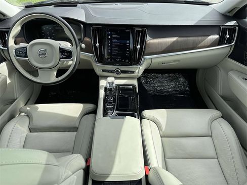 Used 2021 Volvo S90 T8 Inscription image 2