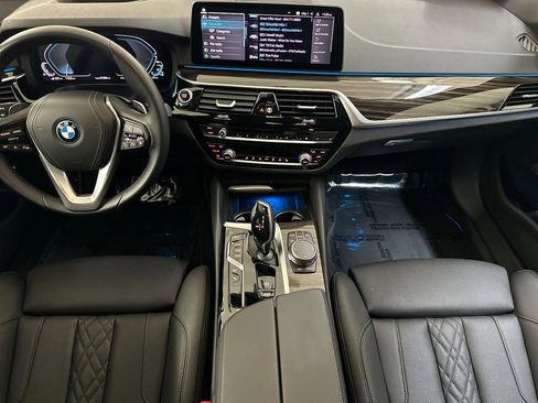 Used 2022 BMW 530e w/ Premium Package image 17