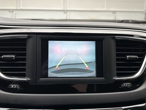 Used 2020 Chrysler Pacifica Touring image 15