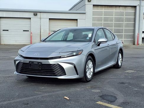 Used 2025 Toyota Camry XLE image 2