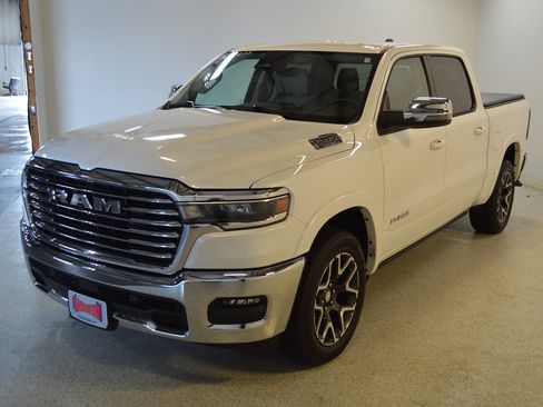 Used 2025 RAM 1500 Laramie AWD/4WD image 7