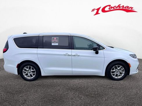 Used 2024 Chrysler Pacifica Touring-L FWD image 6