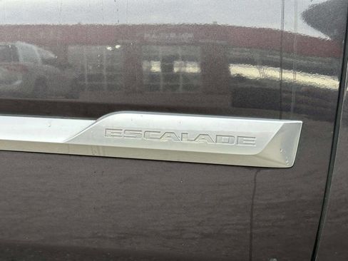 Used 2018 Cadillac Escalade Luxury AWD/4WD image 40