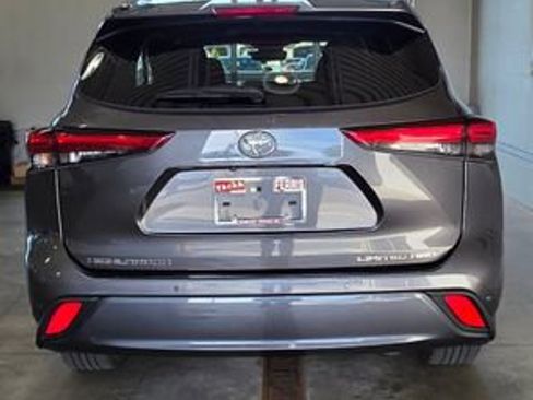 Used 2023 Toyota Highlander Limited image 4