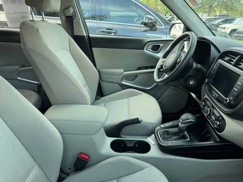 Certified 2025 Kia Soul LX w/ LX Technology Package FWD image 8