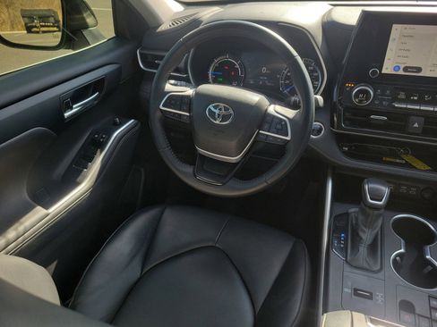 Used 2024 Toyota Highlander XLE AWD/4WD image 15