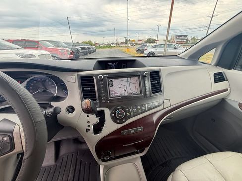 Used 2014 Toyota Sienna XLE w/ XLE Premium Package FWD image 15