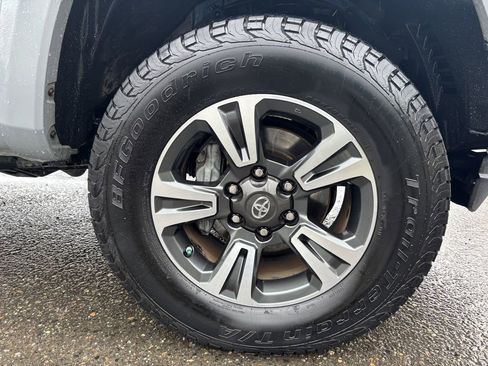 Used 2018 Toyota Tacoma TRD Sport w/ Technology Package AWD/4WD image 9