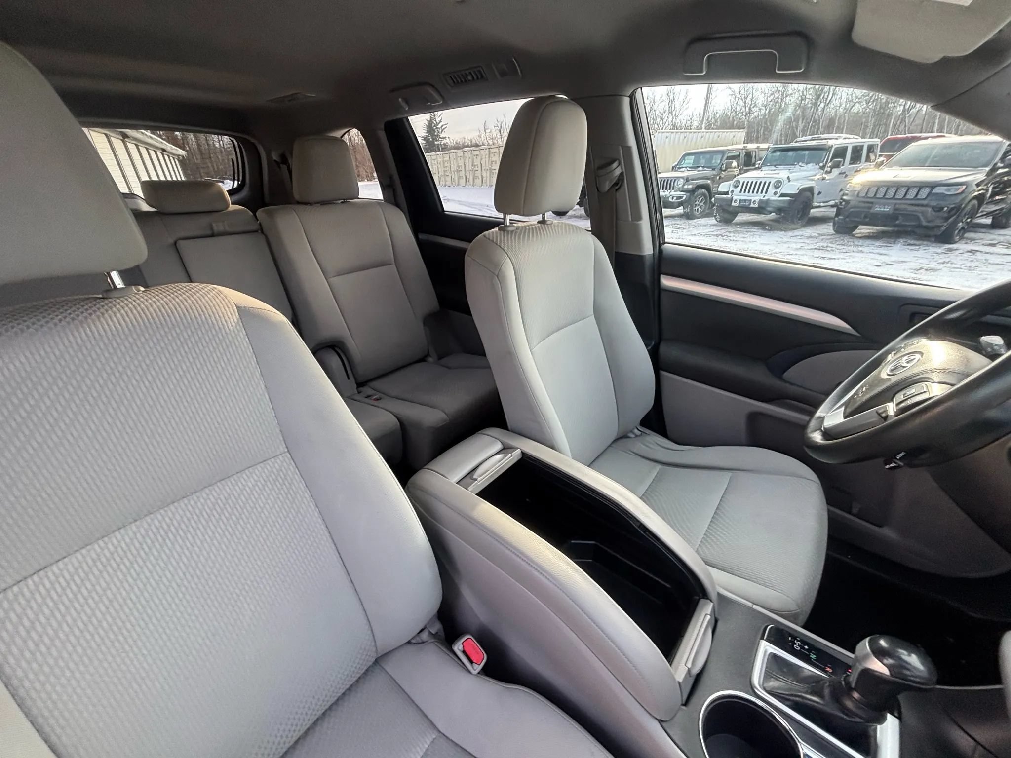 Used 2018 Toyota Highlander LE w/ Carpet Mat Package (TMS) AWD/4WD image 35