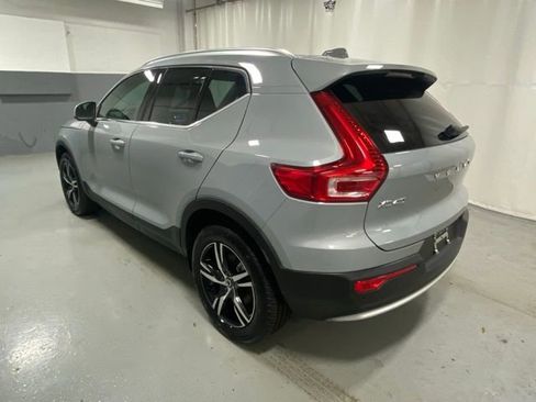 Used 2025 Volvo XC40 B5 Core image 2