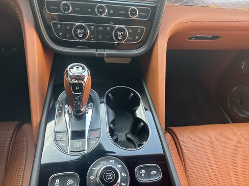 Used 2023 Bentley Bentayga Extended Wheelbase image 17