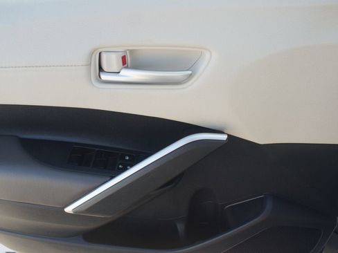 Used 2022 Toyota Corolla Cross XLE w/ Convenience Package FWD image 28