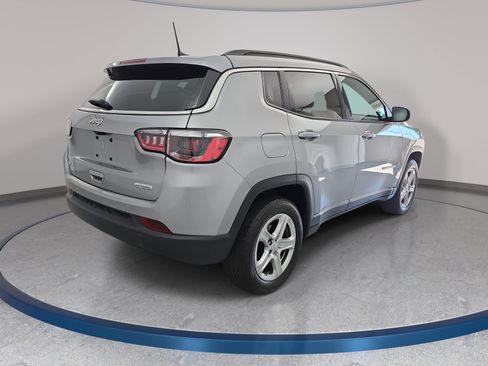 Used 2024 Jeep Compass Latitude w/ Convenience Group AWD/4WD image 5