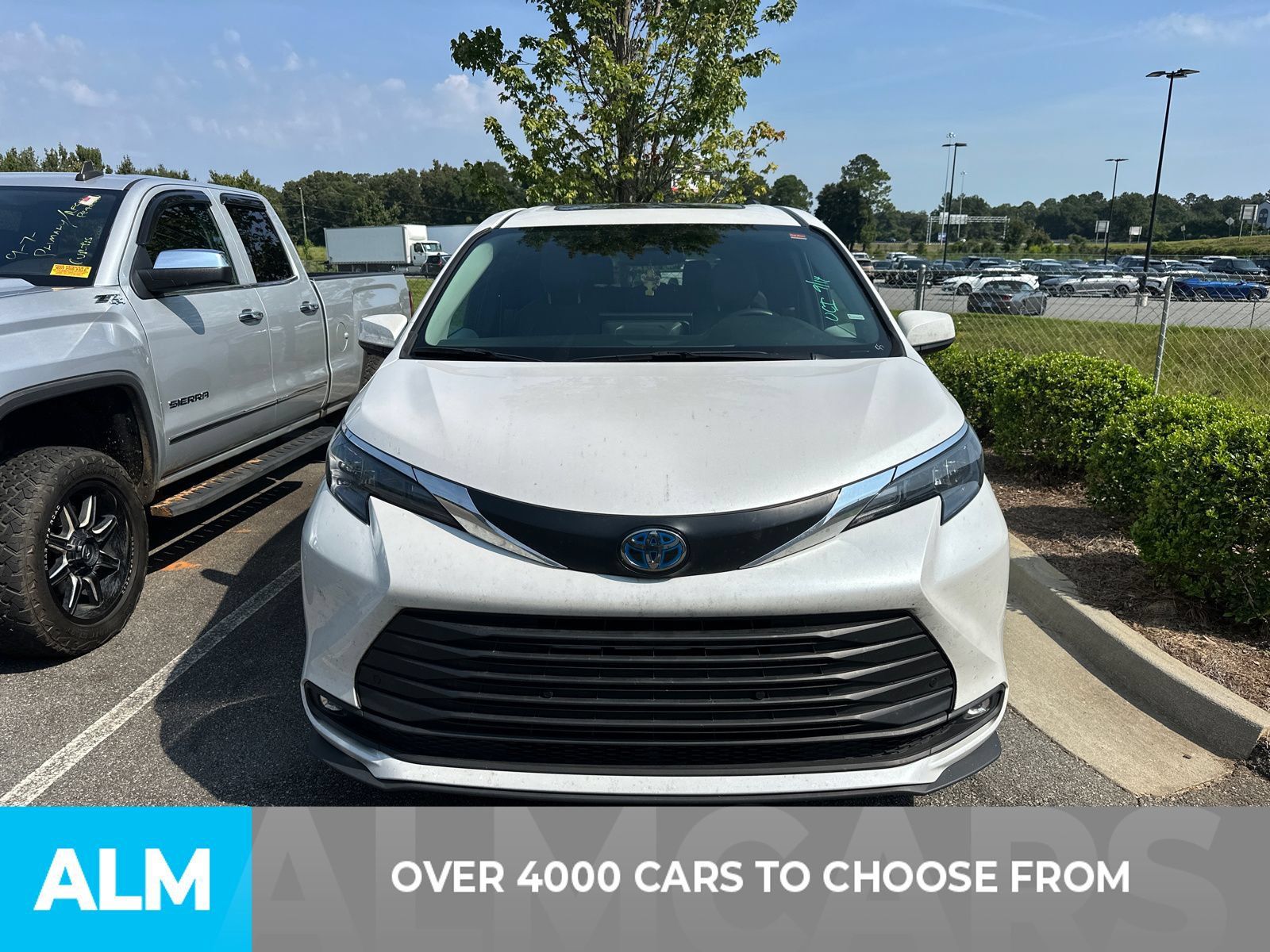 Used 2025 Toyota Sienna XLE FWD image 2