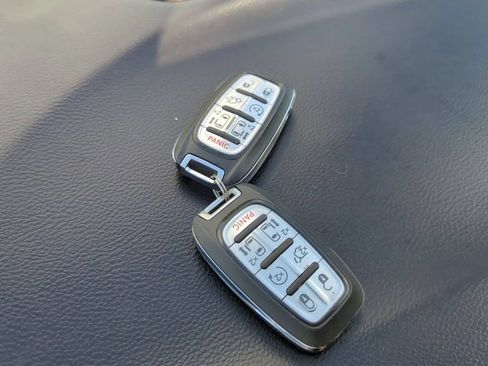 Used 2020 Chrysler Pacifica Limited FWD image 27