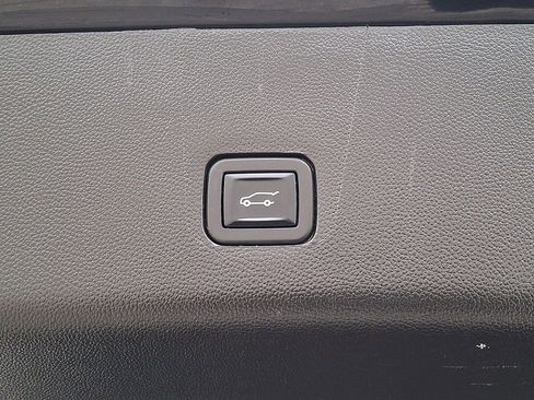 Used 2023 Chevrolet Traverse RS image 31