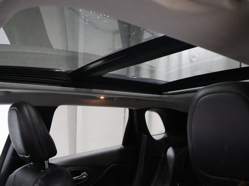 Used 2022 Jeep Cherokee Limited image 11