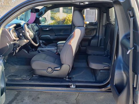 Used 2017 Toyota Tacoma TRD Sport image 15