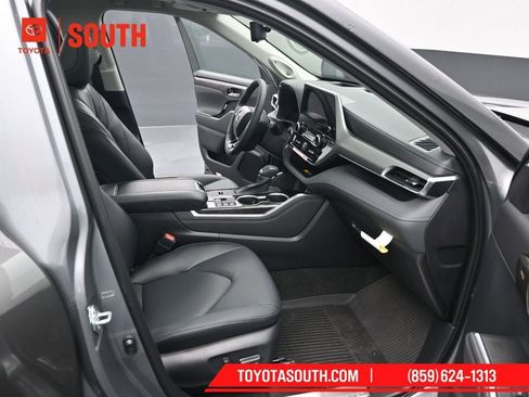 New 2026 Toyota Highlander Platinum image 40