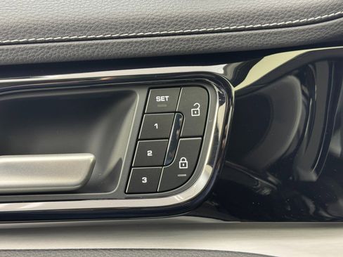 Used 2025 Porsche Panamera 4 w/ Premium Package image 18