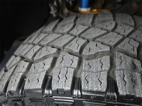 Used 2024 Chevrolet Silverado 2500 ZR2 w/ Technology Package image 40