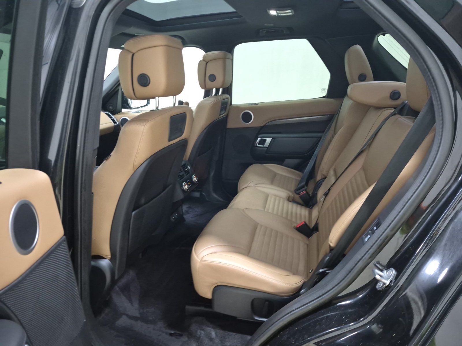 Used 2023 Land Rover Discovery HSE R-Dynamic AWD/4WD image 13