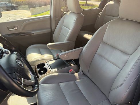 Used 2020 Toyota Sienna XLE w/ XLE Navigation Package image 31