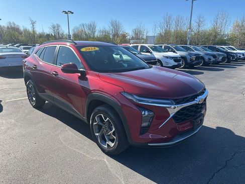 Used 2024 Chevrolet Trax LT w/ Driver Confidence Package FWD image 1